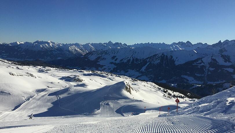 Herrliche Bedingungen finden die Wintersportler derzeit im Kleinwalsertal. Herrliche Bedingungen finden die Wintersportler derzeit im Kleinwalsertal.