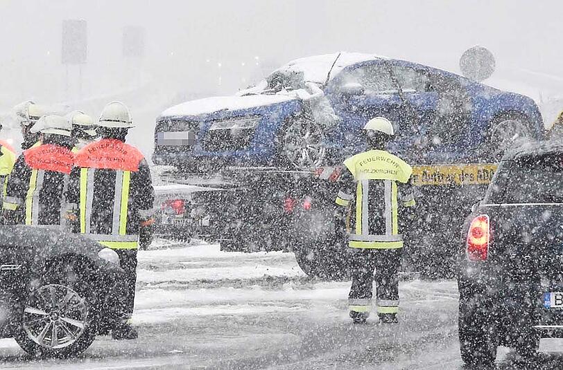 Bilder vom Verkehrsunfall auf der A8 bei Holzkirchen: Ein Audi R8 knallte in die Mittelleitplanke der Autobahn, nachdem der Fahrer die Kontrolle über den Sportwagen verloren hatte.