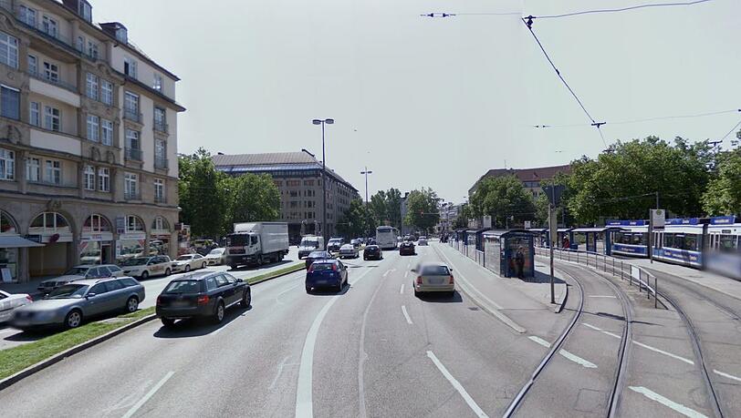 Am Altstadtring brauchen Autofahrer ab Montag viel Geduld: Die Stadtwerke legen an der Sonnenstraße Fernwärmeleitungen. Damit fallen bis November diverse Fahrspuren weg. Ohne Staus und Wartezeiten wird das nicht gehen. Am Altstadtring brauchen Autofahrer ab Montag viel Geduld: Die Stadtwerke legen an der Sonnenstraße Fernwärmeleitungen. Damit fallen bis November diverse Fahrspuren weg. Ohne Staus und Wartezeiten wird das nicht gehen.