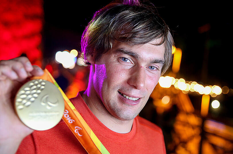 Leichtathlet Sebastian Dietz ist zum zweiten Mal Paralympics-Sieger. Vier Jahre nach seinem Erfolg im Diskuswerfen gewann der 31-Jährige das Kugelstoßen mit dem Paralympics-Rekord von 14,84 Metern.