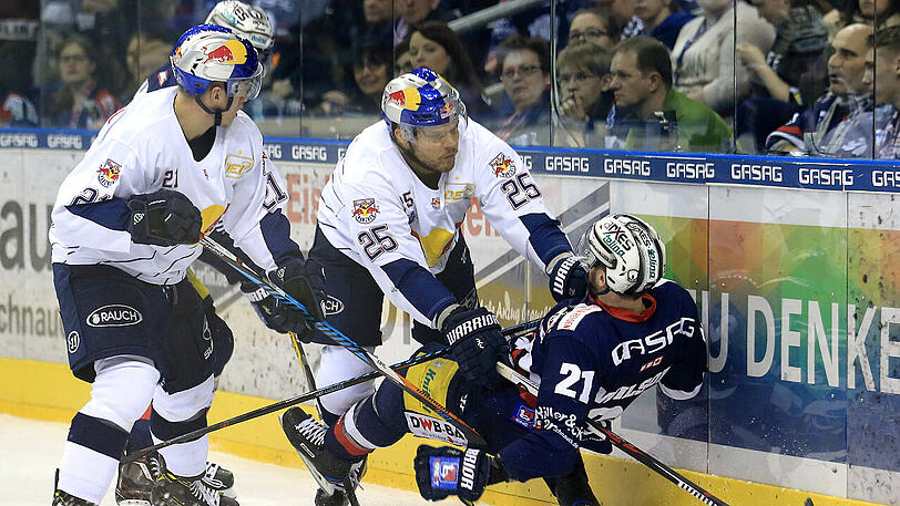 "Die Partien werden durch Zweikämpfe entschieden", sagt EHC-Coach Jackson. Joslin (M.) tritt den Beweis gegen Wilson an.