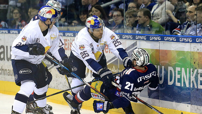 "Die Partien werden durch Zweikämpfe entschieden", sagt EHC-Coach Jackson. Joslin (M.) tritt den Beweis gegen Wilson an. "Die Partien werden durch Zweikämpfe entschieden", sagt EHC-Coach Jackson. Joslin (M.) tritt den Beweis gegen Wilson an.