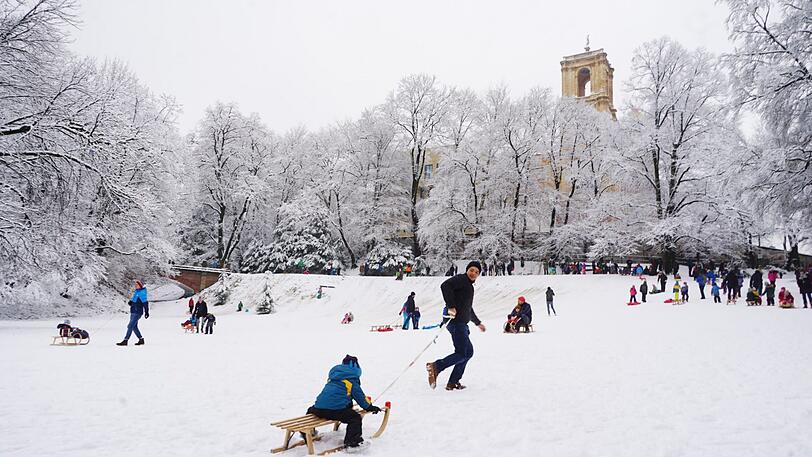 Zahlreiche Münchner strömten am Sonntag zum Maximilianeum - der Hügel ließ sich hervorragend zum Schlittenfahren nutzen. Hier gibt's die schönsten Winterbilder aus der Stadt...