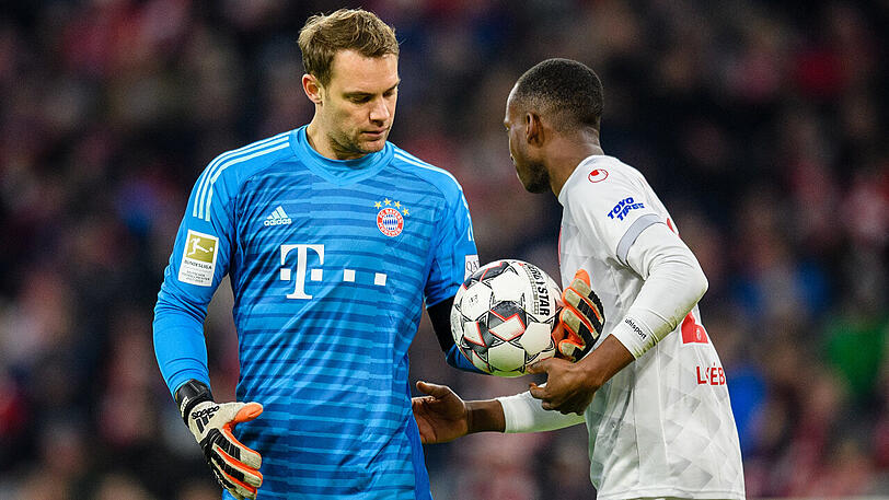 Düsseldorfs dreifacher Torschütze Dodi Lukebakio (rechts) überreicht den Ball nach seinem Tor zum 2:3-Anschluss an Bayern-Keeper Manuel Neuer.