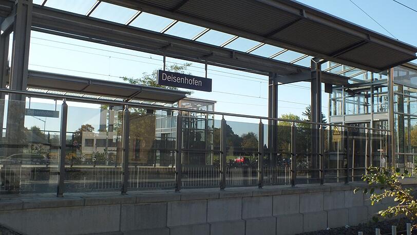 Am Bahnhof Deisenhofen kam es zu der Auseinandersetzung zwischen einer Frau und zwei Fahrscheinkontrolleuren.