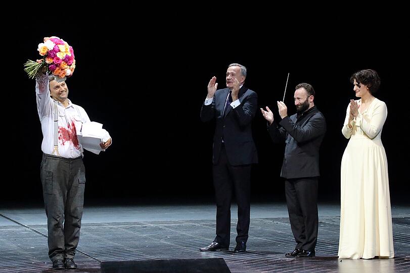 Was für ein dramatischer Abend! Jonas Kaufmann brilliert zwei Tage nach seinem 50. Geburtstag als Otello &ndash; und Intendant Nikolaus Bachler, Generalmusikdirektor Kirill Petrenko sowie Desdemona Anja Harteros applaudieren zur Meistersinger-Medaille.