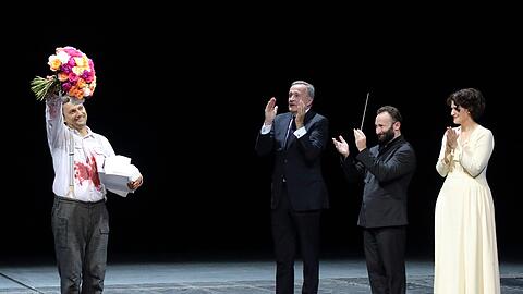 Was für ein dramatischer Abend! Jonas Kaufmann brilliert zwei Tage nach seinem 50. Geburtstag als Otello &ndash; und Intendant Nikolaus Bachler, Generalmusikdirektor Kirill Petrenko sowie Desdemona Anja Harteros applaudieren zur Meistersinger-Medaille.