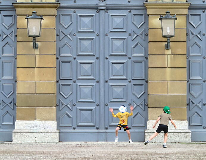 Samstagnachmittag vor der Residenz im Hofgarten: eine Gruppe Buben spielt Fußball in exklusivem Ambiente.