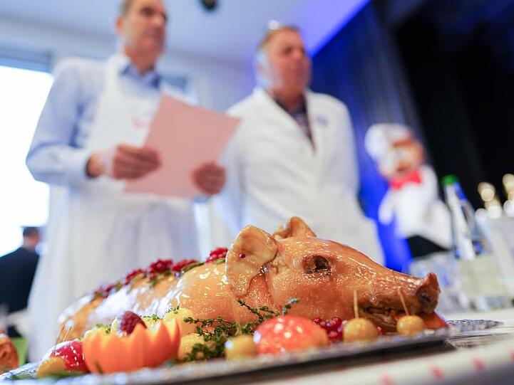 Schwein gehabt: Juroren in der Festhalle beim 10. Internationalen Pfälzer Saumagenwettbewerb.