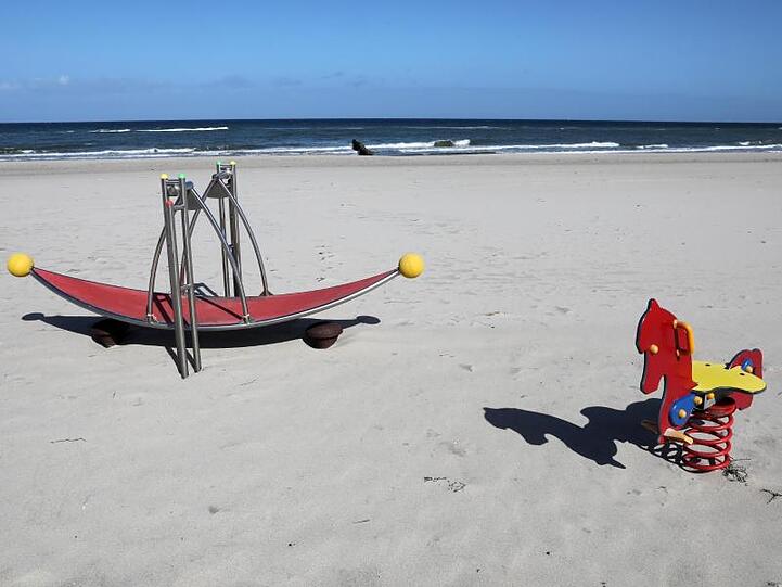 Menschenleer ist der Strand des Ostseebades Kühlungsborn.