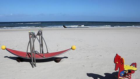 Menschenleer ist der Strand des Ostseebades Kühlungsborn.