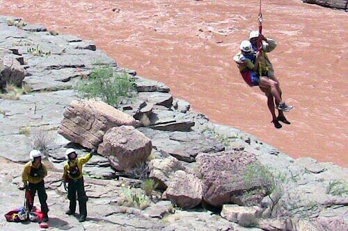 Ein Rafter wird geborgen: Grand Canyon-Überschwemmung