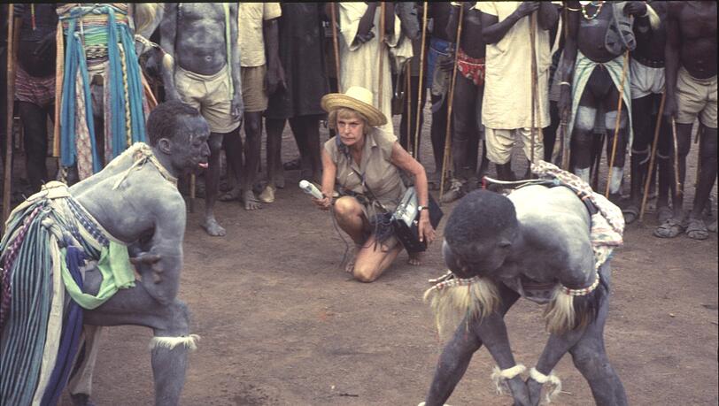 Leni Riefenstahl beim Dreh eines Ringer-Rituals der Nuba. Leni Riefenstahl beim Dreh eines Ringer-Rituals der Nuba.