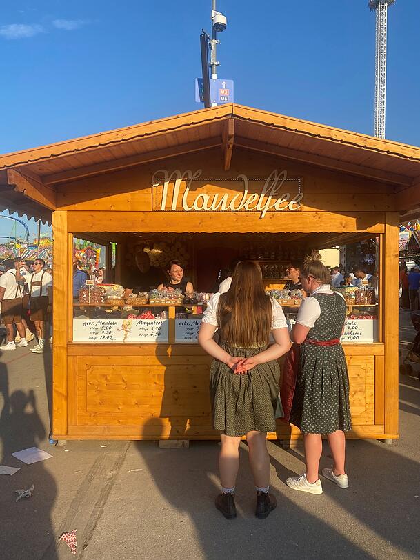 Beim Mandelstandl Mandelfee gibt es am Familientag eine 100-Gramm-Tüte Erdnüsse für 3 Euro und Zuckerwatte für 2 Euro.