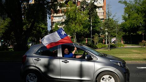 Tausende Anh&auml;nger von Kast feierten seinen Wahlsieg auf den Stra&szlig;en.