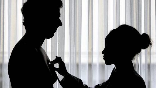 Wie viel ist diese Leistung wert? Eine Ärztin hört einen Patienten ab. Über die Bezahlung der Mediziner gibt es neuen Streit. Wie viel ist diese Leistung wert? Eine Ärztin hört einen Patienten ab. Über die Bezahlung der Mediziner gibt es neuen Streit.