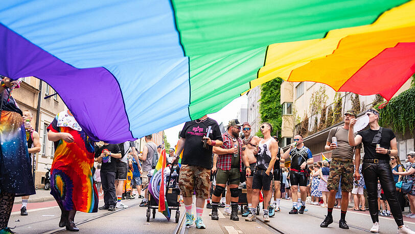 Ob Schirm, Hut oder Pride-Flagge: Auf Sonnenschutz m&uuml;ssen die Teilnehmer*innen des CSD in diesem Jahr besonders achten.