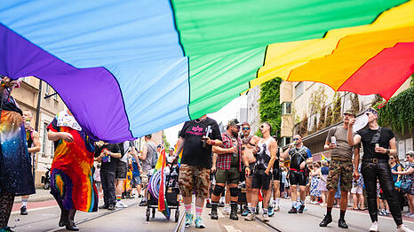 Ob Schirm, Hut oder Pride-Flagge: Auf Sonnenschutz m&uuml;ssen die Teilnehmer*innen des CSD in diesem Jahr besonders achten.