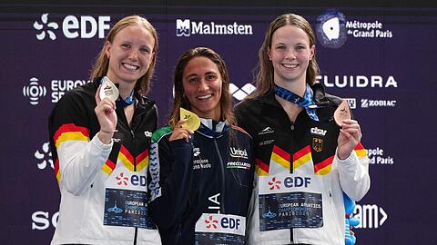 Freude mit Edelmetall: Isabel Gose (l) und Maya Werner (r) bei der Siegerehrung.