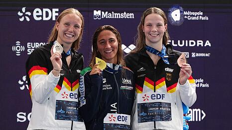Freude mit Edelmetall: Isabel Gose (l) und Maya Werner (r) bei der Siegerehrung.