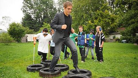 &bdquo;Es gibt nichts Schöneres als die Freude der Kinder&ldquo;: Philipp Lahm beim Hindernislauf im Sommercamp in Maxhofen.