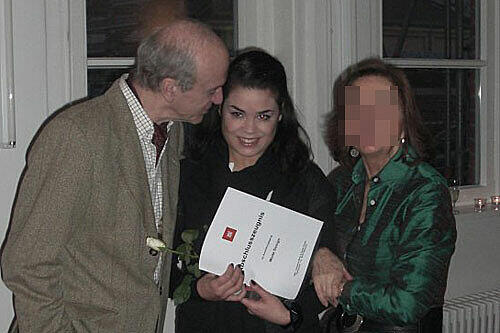 Stolz drücken die Eltern Olivia an sich. Sie hat gerade ihr Zeugnis von der Modeschule bekommmen. Jetzt lebt nur noch die Mutter.