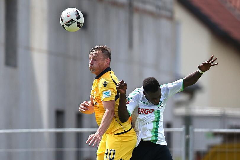 IVICA OLIC: NOTE 4. Ein Mann, ein Wort: Agierte wie angekündigt im &bdquo;Kampfschwein-Modus&ldquo;. Der Ertrag seiner kräfteraubenden Spielweise ließ jedoch zu wünschen übrig. Zwei dicke Chancen, zweimal vergeben.