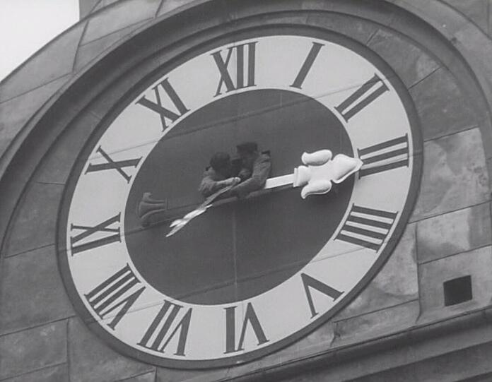 1951: Die neuen Turmzeiger werden am Alten Peter eingesetzt.