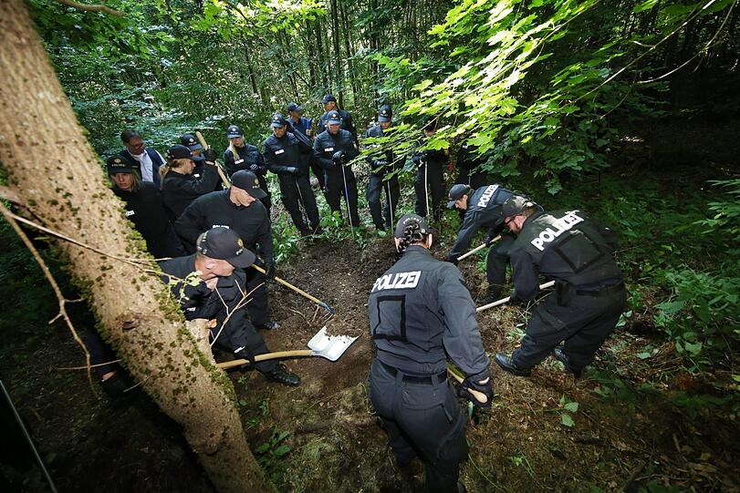 Rund 150 Einsatzkräfte durchsuchten am Freitagvormittag den Truderinger Wald bei Waldperlach.