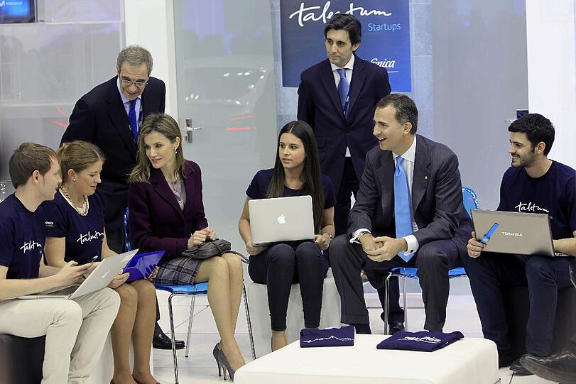 Der spanische Kronprinz Felipe (2. v.r.) und seine Frau Prinzessin Letizia lassen sich von jungen Projektteilnehmern an Telefonika-Stand etwas erklären. Die Bilder vom Mobile World Congress in Barcelona.