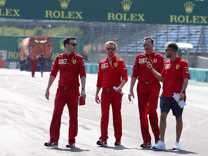 Sebastian Vettel (r) inspiziert in Budapest die Strecke.