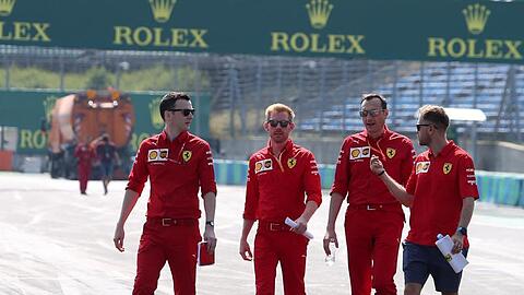Sebastian Vettel (r) inspiziert in Budapest die Strecke.