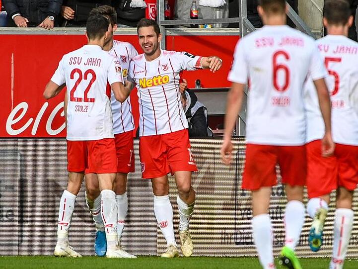Jahn Regensburg mit Torschütze Marco Grüttner (3.v.l.) feierte einen Heimsieg gegen St. Pauli.