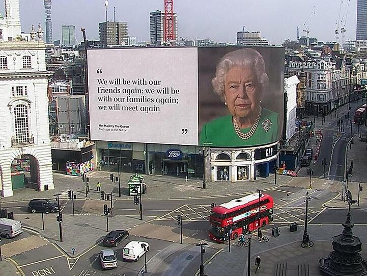 Ein Bild von Königin Elizabeth II. und Zitate aus ihrer Ansprache werden auf einer Anzeigetafel am Piccadilly Circus in London gezeigt.