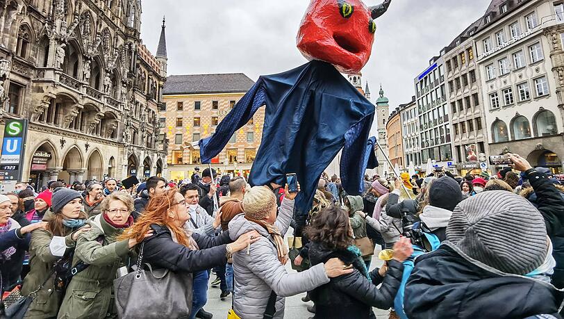 Ein Bild vom vergangenen Samstag: Demo-Polonaise auf dem Marienplatz.