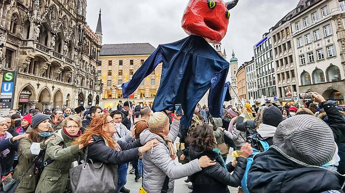 Ein Bild vom vergangenen Samstag: Demo-Polonaise auf dem Marienplatz.