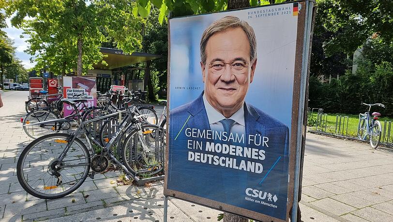An der U-Bahn Alte Heide steht nun doch ein Laschet-Plakat.