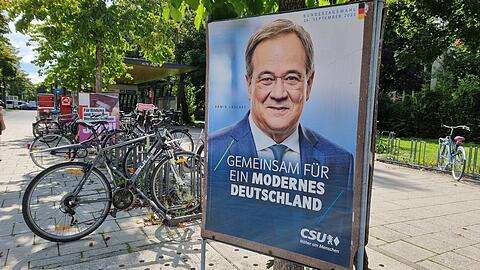 An der U-Bahn Alte Heide steht nun doch ein Laschet-Plakat.