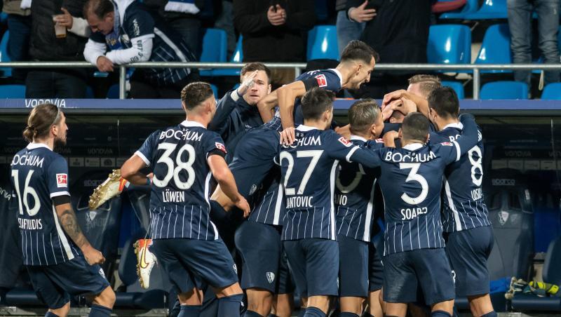 Die Bochumer Spieler feiern das Tor von Soma Novothny (verdeckt). Die Bochumer Spieler feiern das Tor von Soma Novothny (verdeckt).