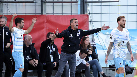 Stefan Lex, Trainer Michael Köllner und Tim Rieder (v.l.n.r.) beim Spiel gegen Wehen Wiesbaden.