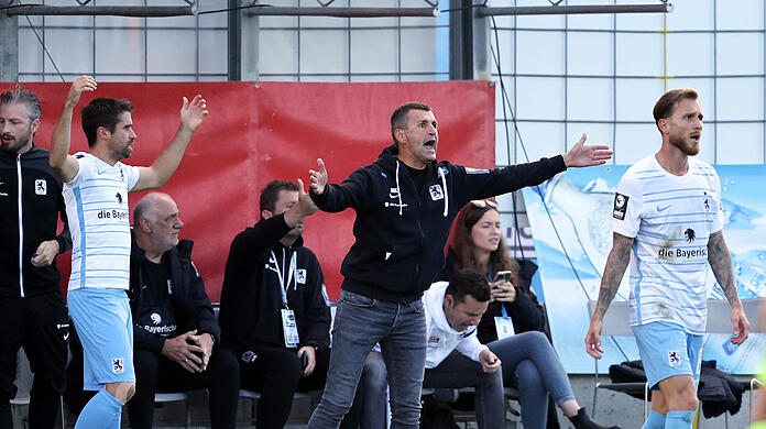 Stefan Lex, Trainer Michael Köllner und Tim Rieder (v.l.n.r.) beim Spiel gegen Wehen Wiesbaden.