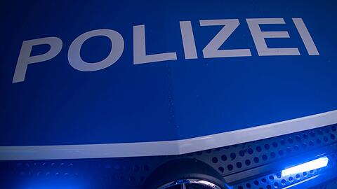 Wegen einer vermeintlichen Leiche wurde die Polizei in Rostock auf den Plan gerufen. (Symbolbild)
