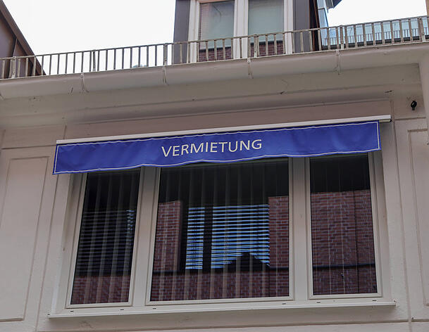 Auch Maklerbüros haben mit der Angebotsknappheit zu kämpfen – sie werden von Interessenten oft überrollt. (Symbolbild) Auch Maklerbüros haben mit der Angebotsknappheit zu kämpfen – sie werden von Interessenten oft überrollt. (Symbolbild)