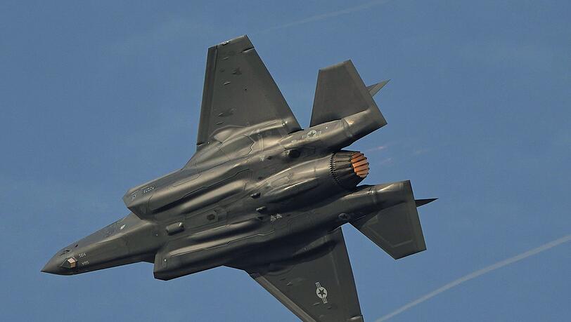Ein US-amerikanischer F35-Kampfjet fliegt während der Dubai Air Show. (Archivbild)