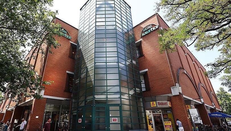 Soll offenbar gr&ouml;&szlig;tenteils abgerissen werden: der Kaufhausbau am Rotkreuzplatz.