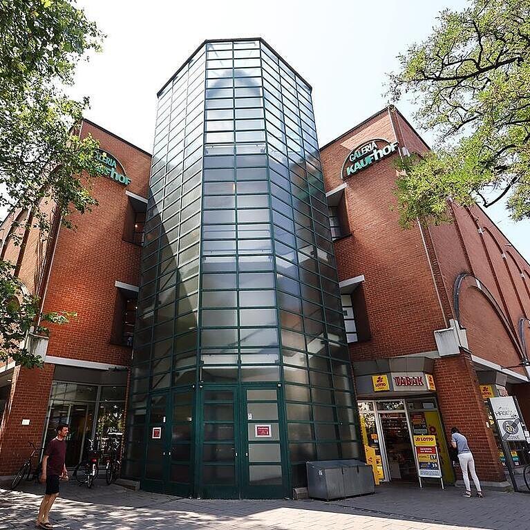 Soll offenbar gr&ouml;&szlig;tenteils abgerissen werden: der Kaufhausbau am Rotkreuzplatz.