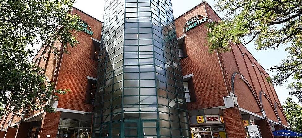 Soll offenbar gr&ouml;&szlig;tenteils abgerissen werden: der Kaufhausbau am Rotkreuzplatz.