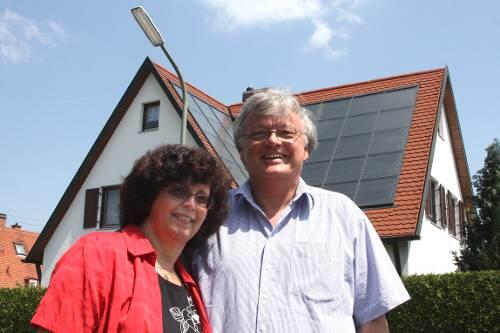 Rosmarie und Peter Held vor ihrer Solaranlage.