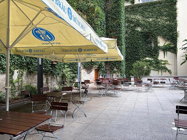 Der Innenhof gehört zur Kantine von Staatsoper und Residenztheater. Noch ist er recht karg. Das möchte der neue Betreiber bald ändern. Der Innenhof gehört zur Kantine von Staatsoper und Residenztheater. Noch ist er recht karg. Das möchte der neue Betreiber bald ändern.