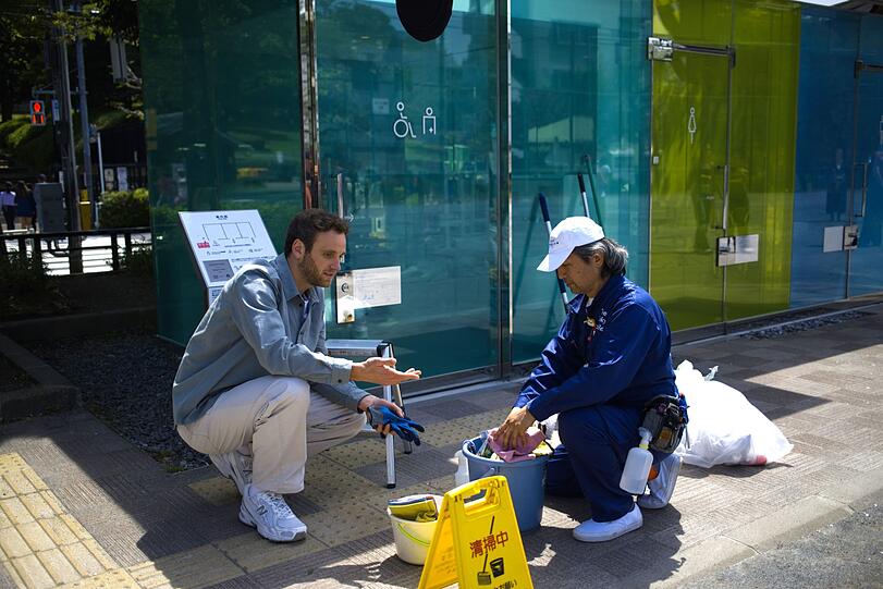 Wie bleibt eine Millionenstadt so sauber? Leon Windscheid trifft auf den Toilettenreiniger Yuji Koda, der seinen Beruf als Lebensaufgabe sieht. Wie bleibt eine Millionenstadt so sauber? Leon Windscheid trifft auf den Toilettenreiniger Yuji Koda, der seinen Beruf als Lebensaufgabe sieht.